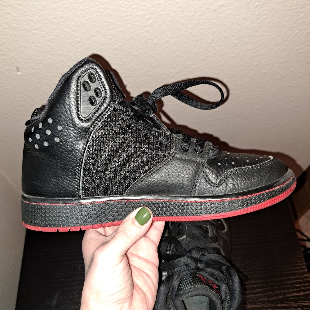 Kids Black & Red Jordan Basketball Shoes with '23' Accent. Size 4Y - Picture 8 of 16